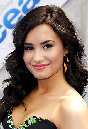 demi lovato hair straight. Wavy hair like Demi Lovato#39;